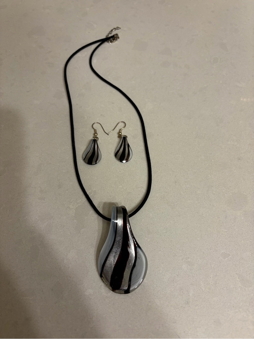 Glass adjustable necklace and matching earrings